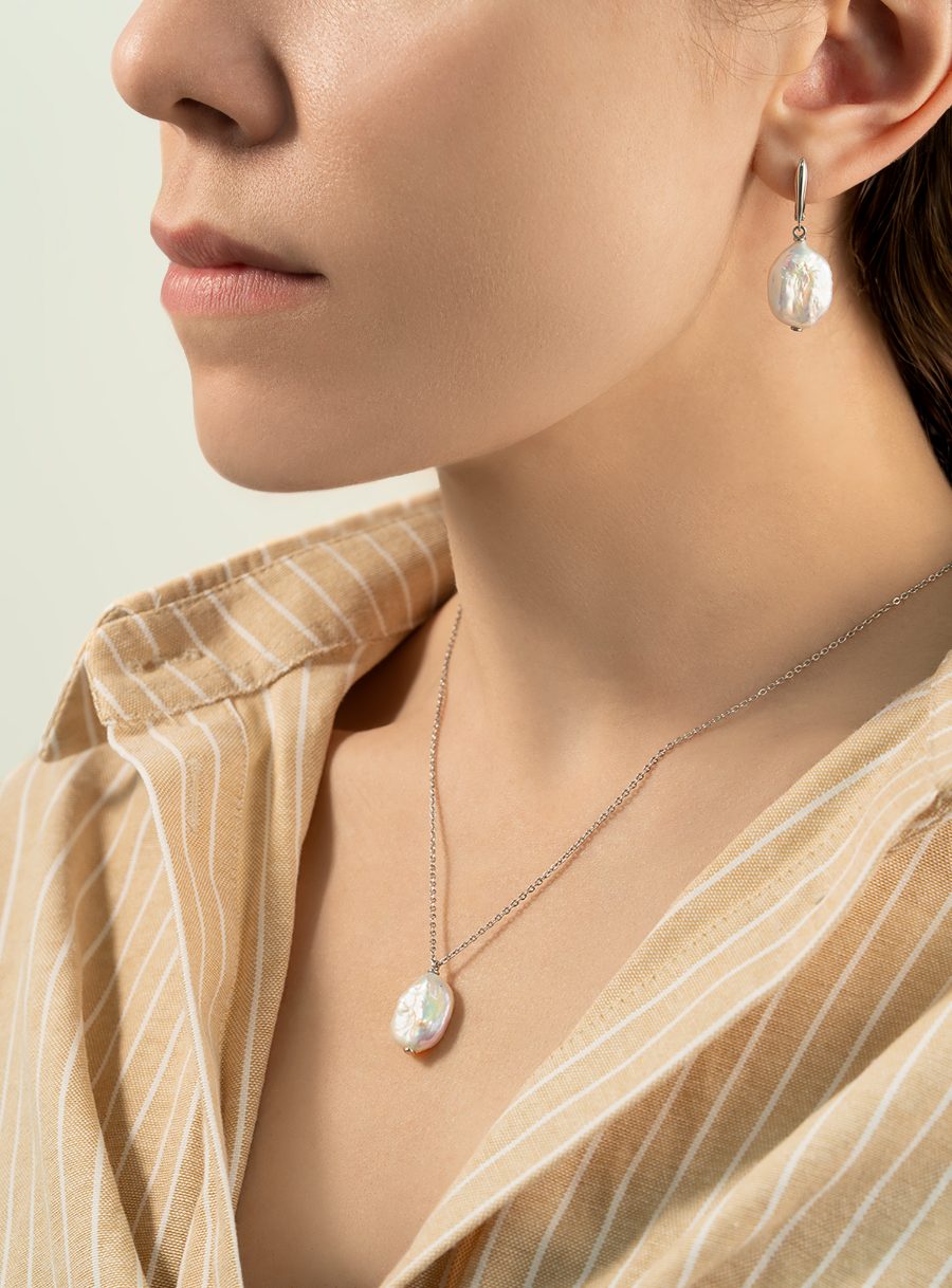 Жемчуг и серебряные украшения MultiSilver на коже
